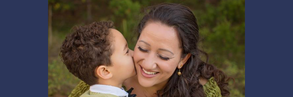 3x1 SBCS Mi Escuelita - mom gets a kiss from her young son